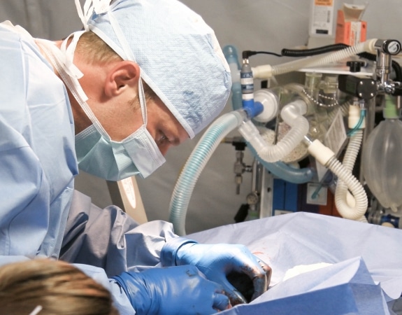 surgeon performing gallbladder surgery